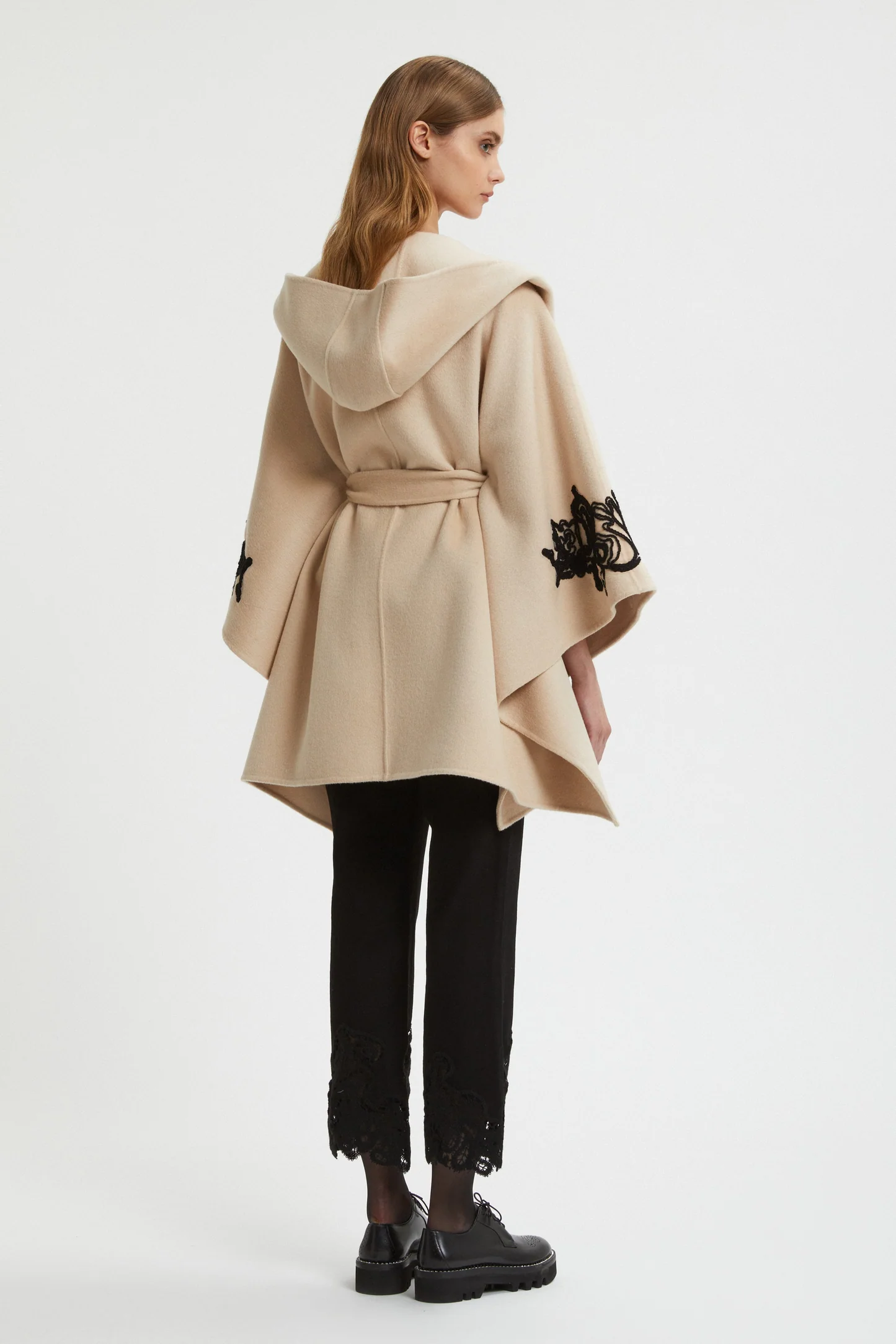 MANTELLA IN DOUBLE CON RICAMI